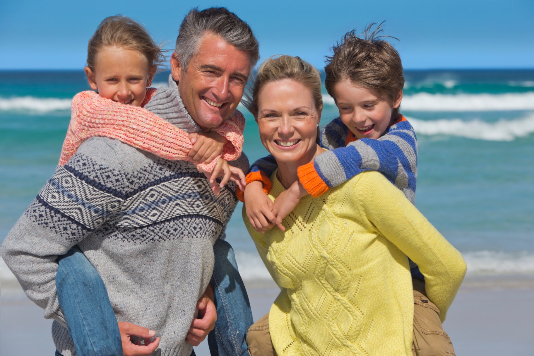 Expat-Familie mit zwei Kindern am Strand
